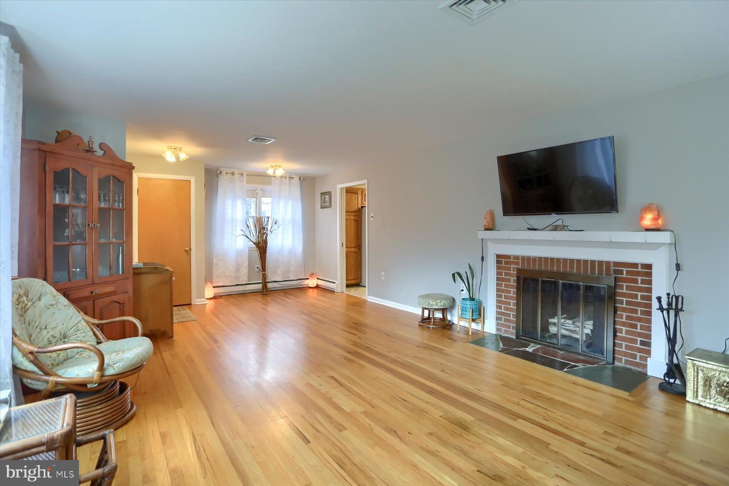 Photo 6 of 31 of 40 Center Dr house