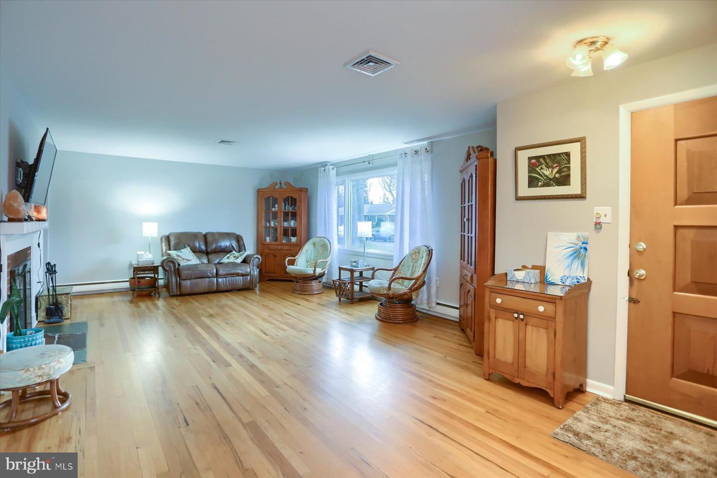Photo 3 of 31 of 40 Center Dr house