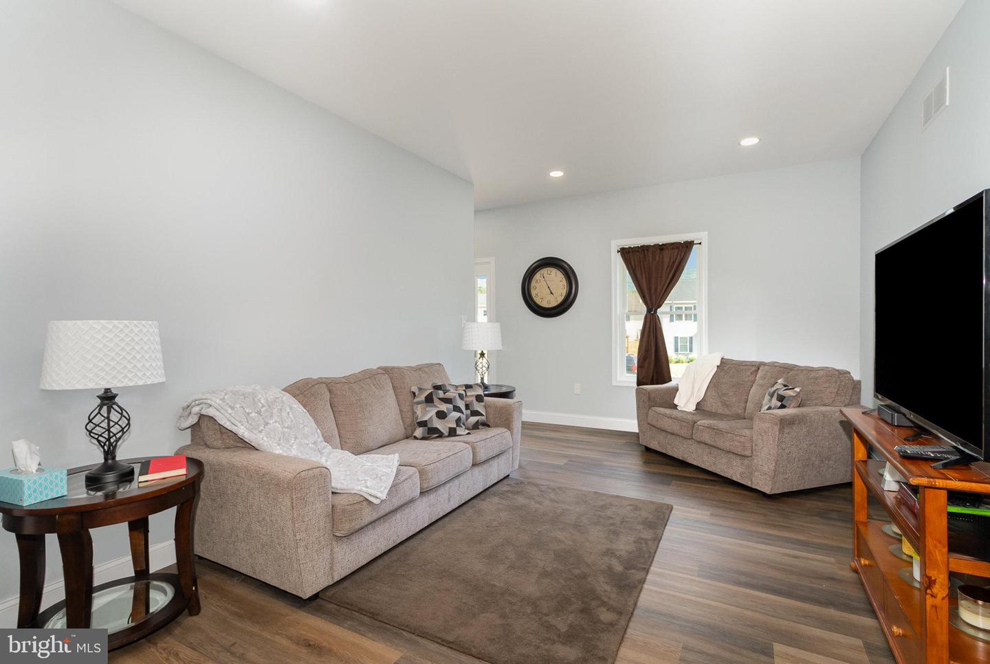 Photo 5 of 26 of 209 White Oak Cir house