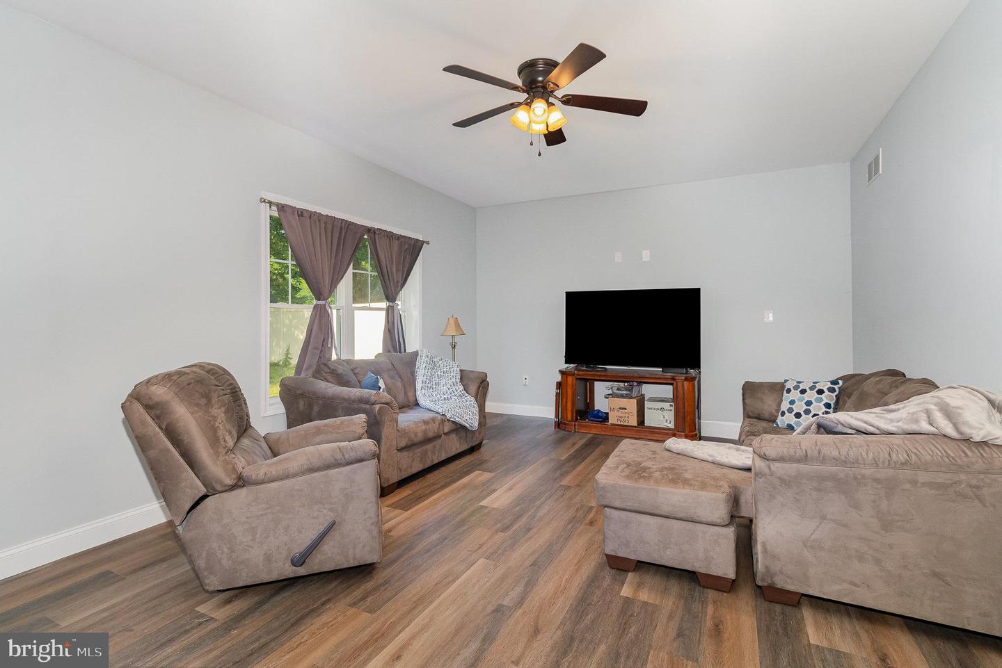 Photo 6 of 26 of 209 White Oak Cir house