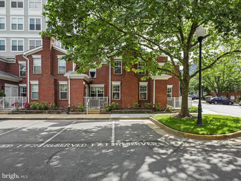 Townhouse in McLean VA 1645 International DRIVE 21.jpg