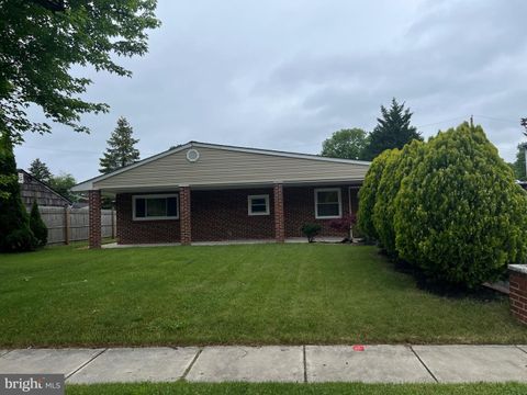 Single Family Residence in Levittown PA 61 Yellowood DRIVE.jpg