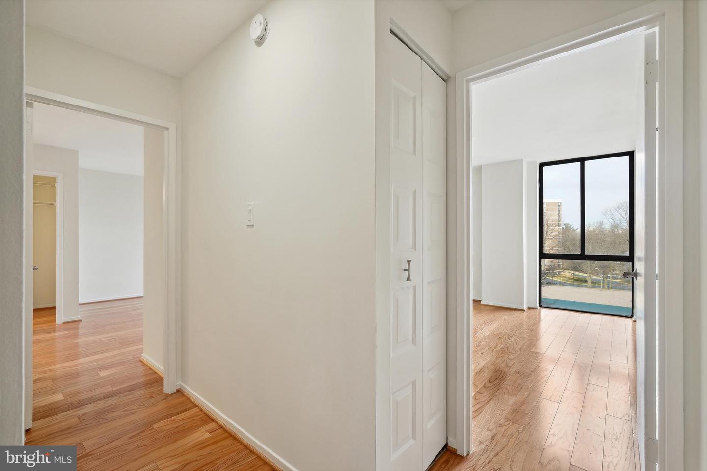 Photo 19 of 100 of 2311 Pimmit Dr #215 condo