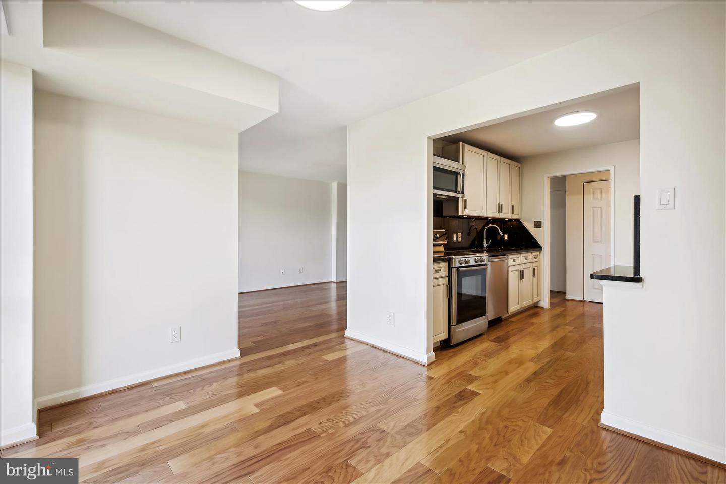 Photo 13 of 100 of 2311 Pimmit Dr #215 condo