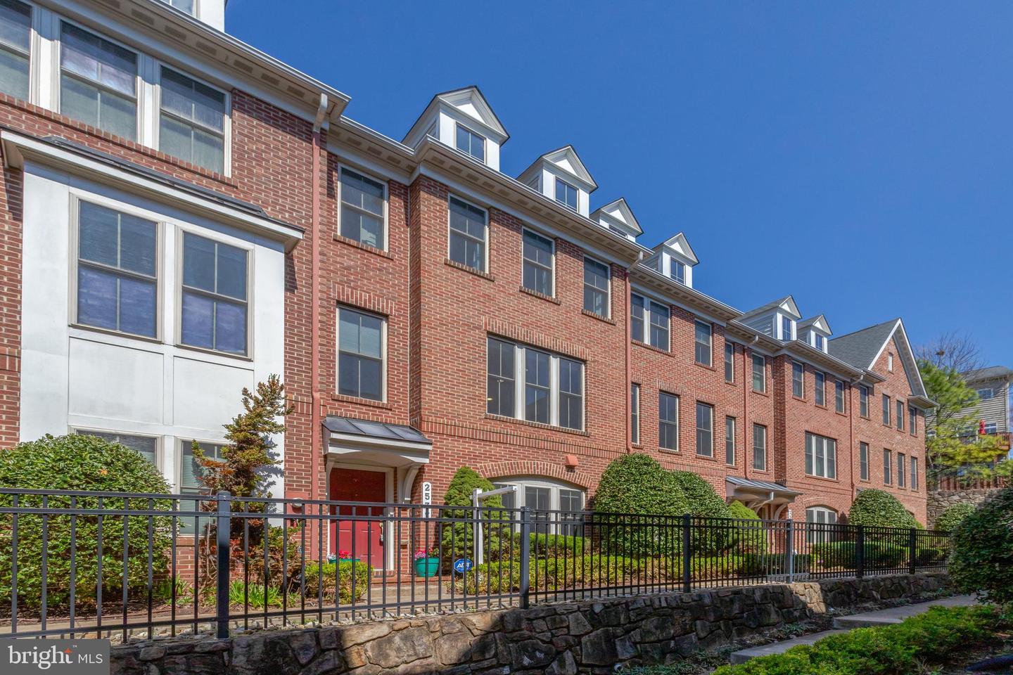 2537 S Kenmore Ct