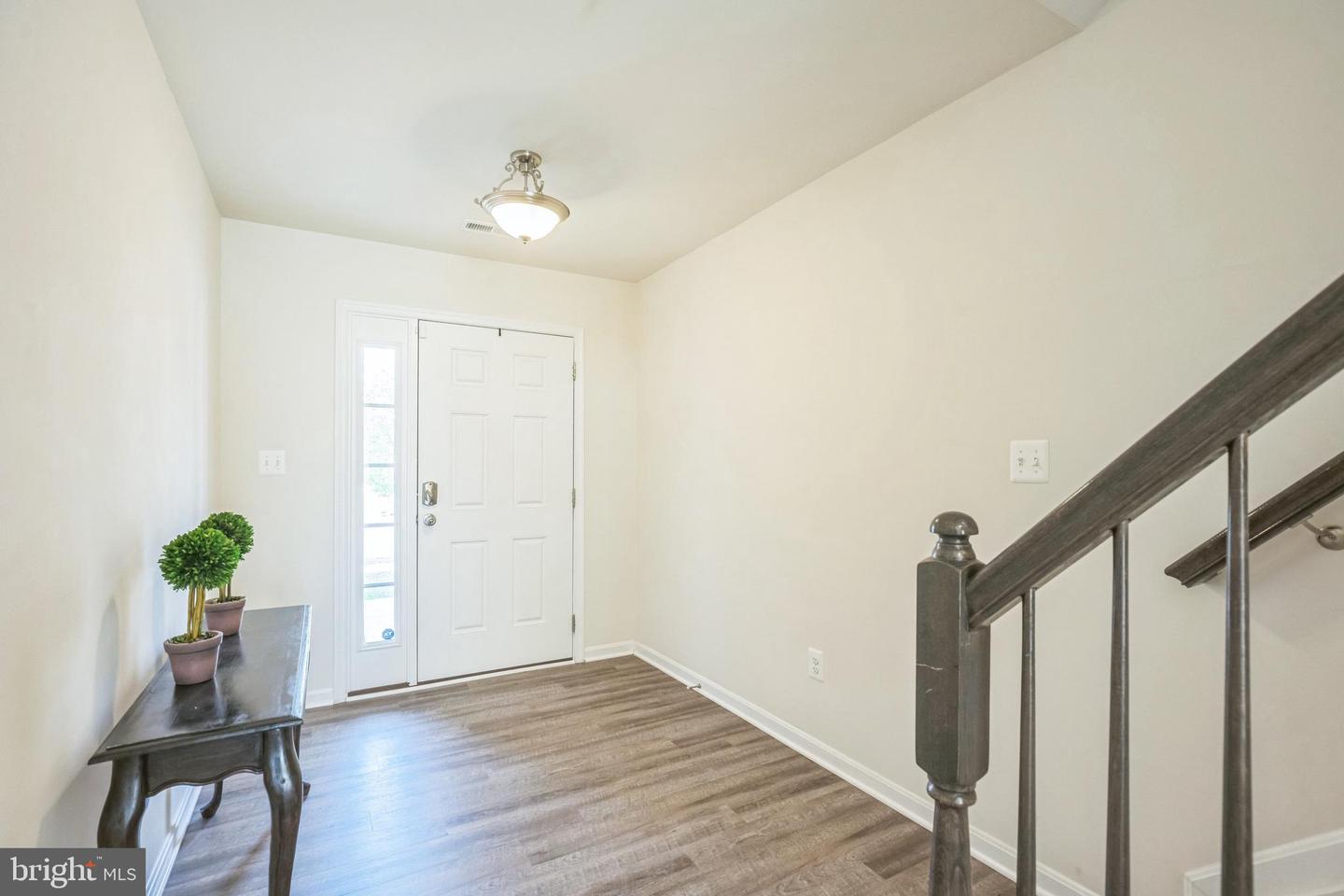 Photo 2 of 29 of 76 Clydesdale Ln townhome