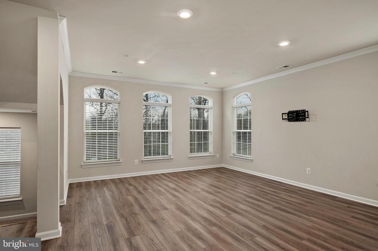 Photo 5 of 28 of 9620 Block St #302 townhome