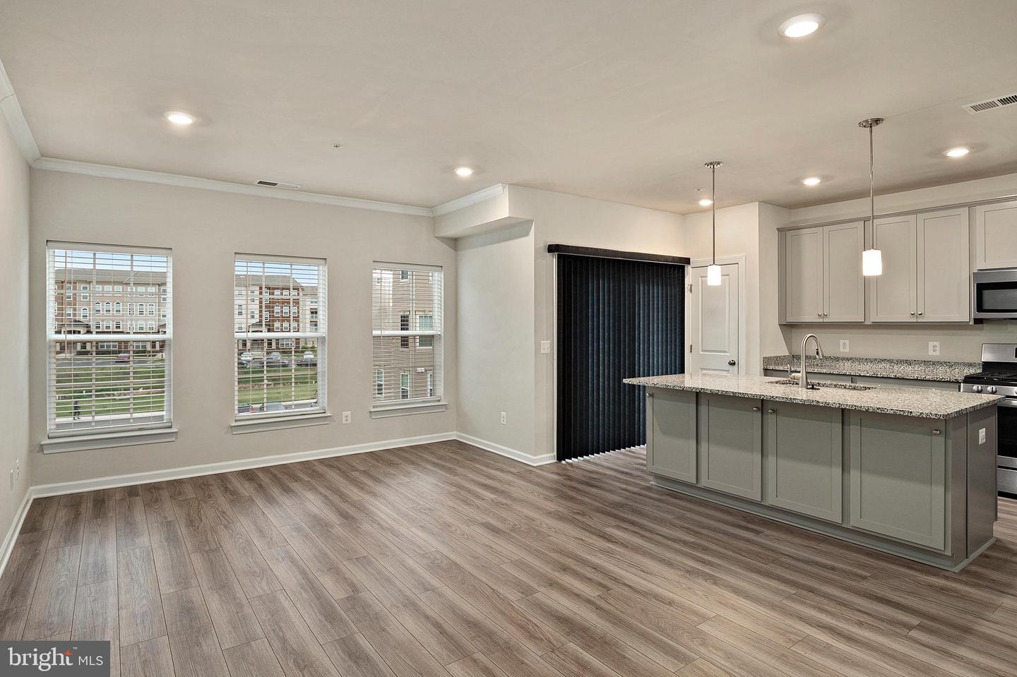 Photo 8 of 28 of 9620 Block St #302 townhome