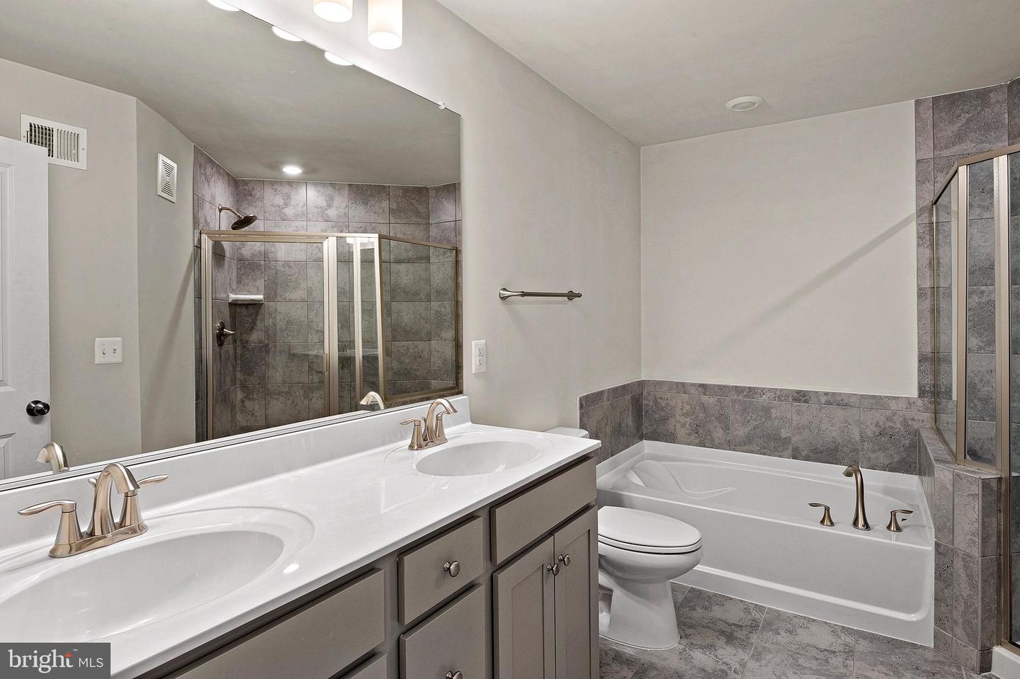 Photo 16 of 28 of 9620 Block St #302 townhome