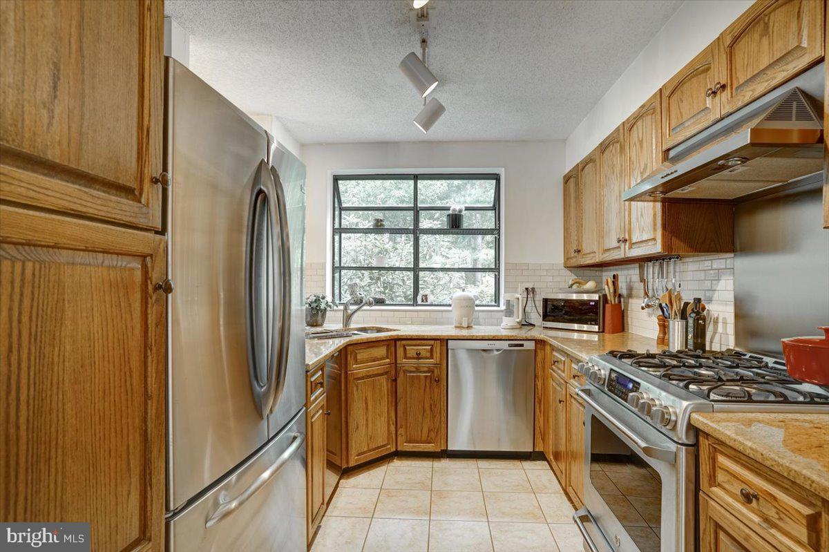 Photo 11 of 30 of 255 Sayre Dr multi-family property