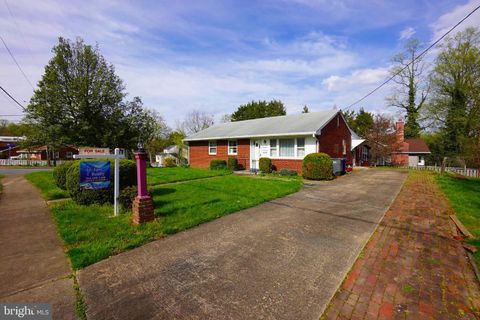 Single Family Residence in Falls Church VA 2855 Oak Knoll DRIVE.jpg