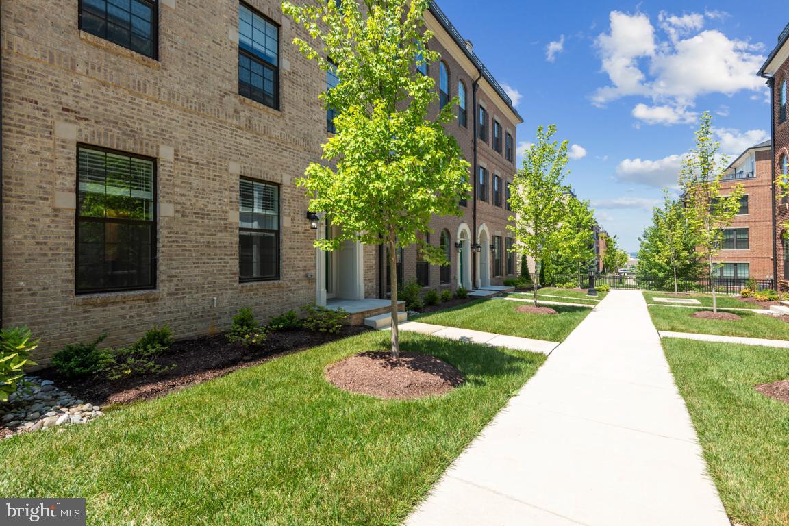 Photo 2 of 40 of 604 Leigh Way townhome