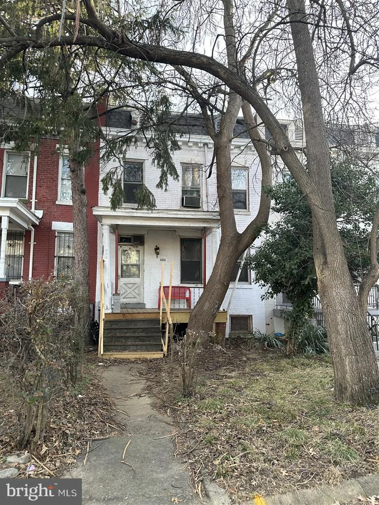 606 Kenyon Street NW