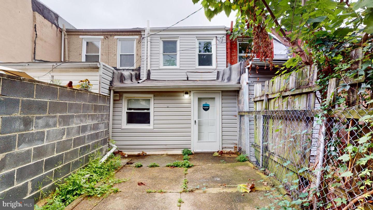 Photo 2 of 22 of 304 S Woodyear St townhome
