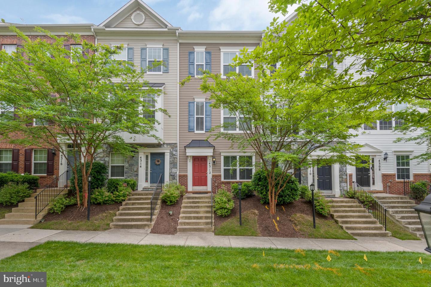 View Triangle, VA 22172 townhome