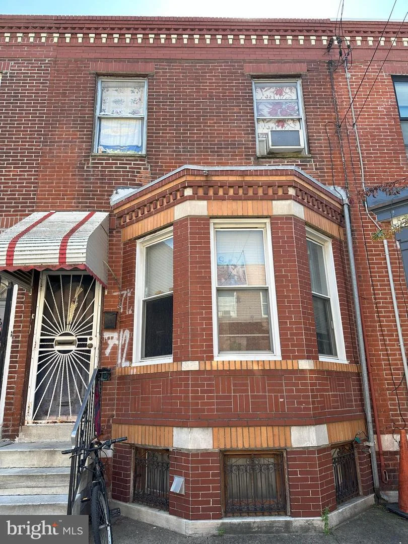 712 Moore Street