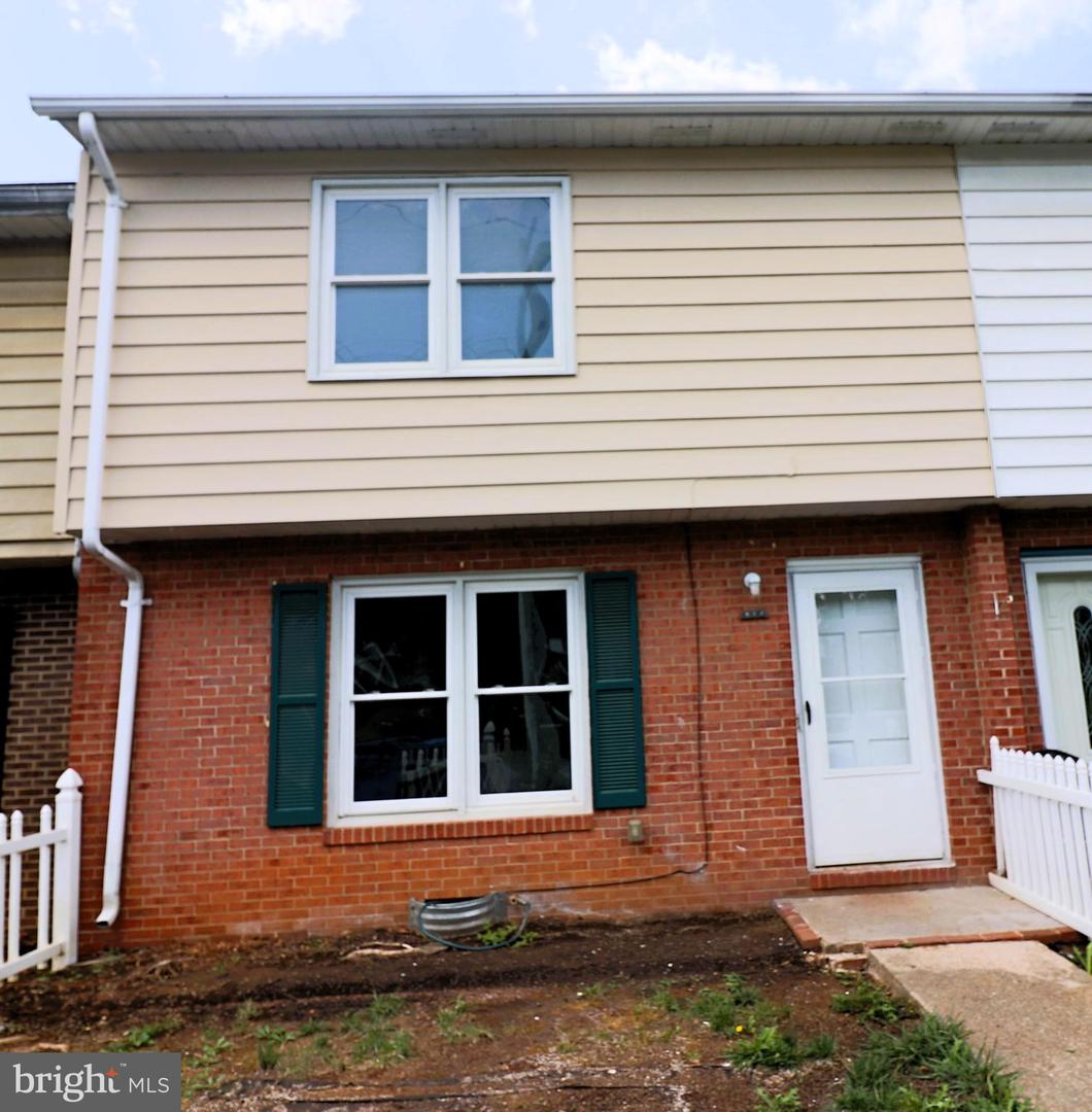 Photo 2 of 36 of 622 W 11th St townhome
