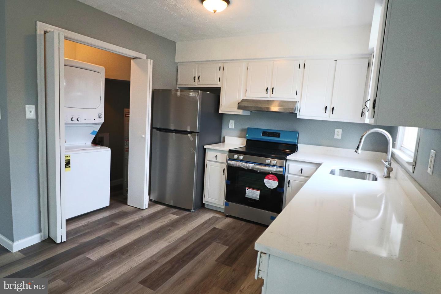 Photo 13 of 36 of 622 W 11th St townhome