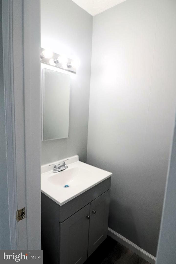 Photo 9 of 36 of 622 W 11th St townhome