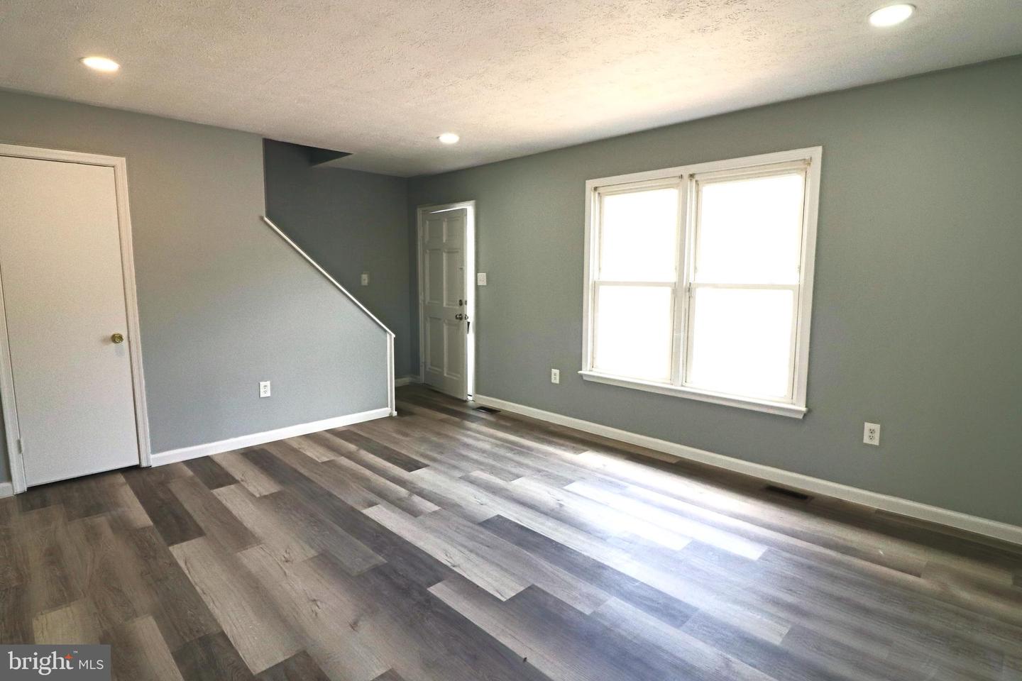 Photo 5 of 36 of 622 W 11th St townhome