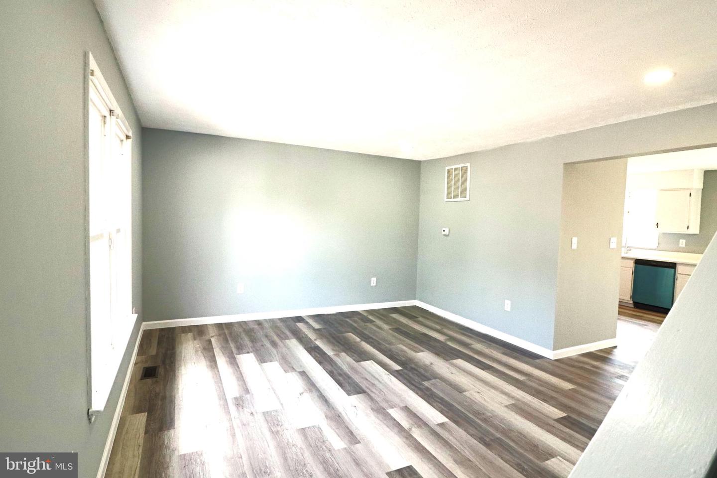 Photo 3 of 36 of 622 W 11th St townhome