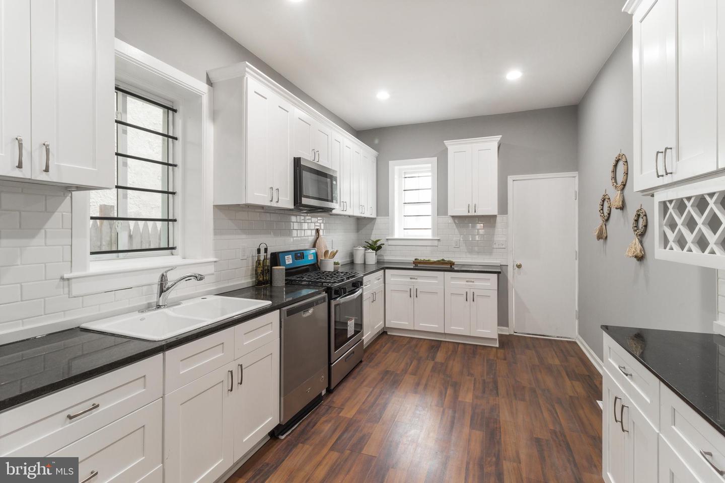 Photo 7 of 53 of 1516 N Broadway townhome