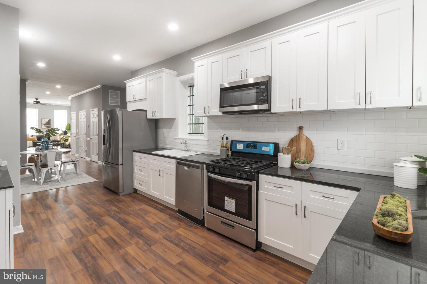 Photo 8 of 53 of 1516 N Broadway townhome