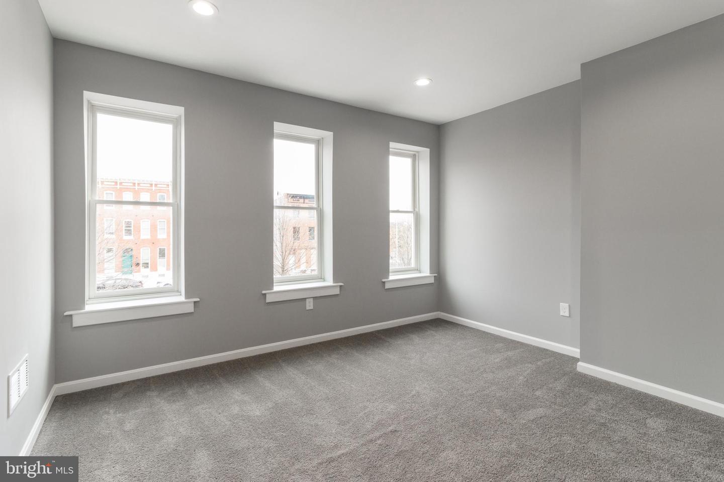 Photo 19 of 53 of 1516 N Broadway townhome