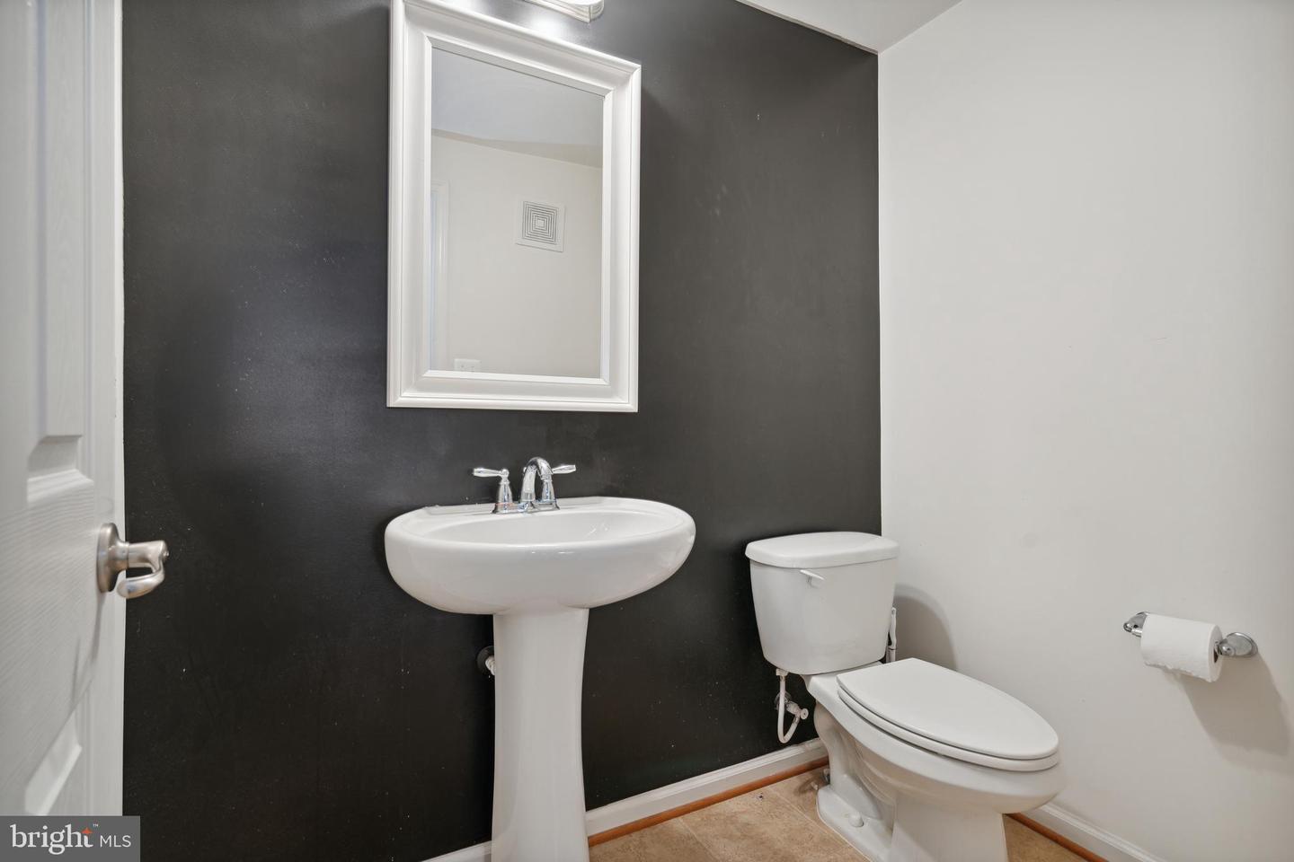 Photo 9 of 26 of 15097 Leicestershire St townhome