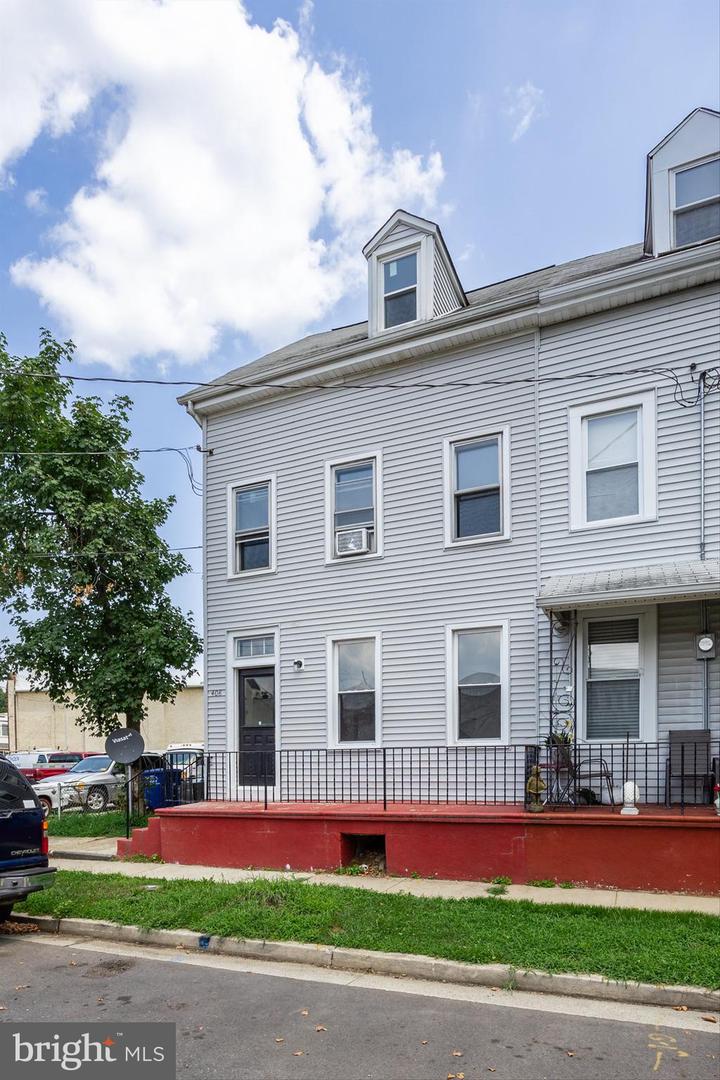 Photo 3 of 22 of 408 Laurel St townhome