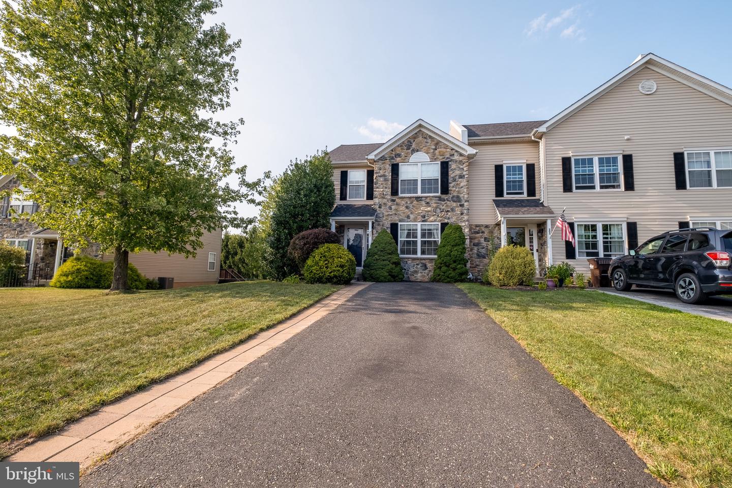Photo 3 of 32 of 207 Windsor Ct townhome