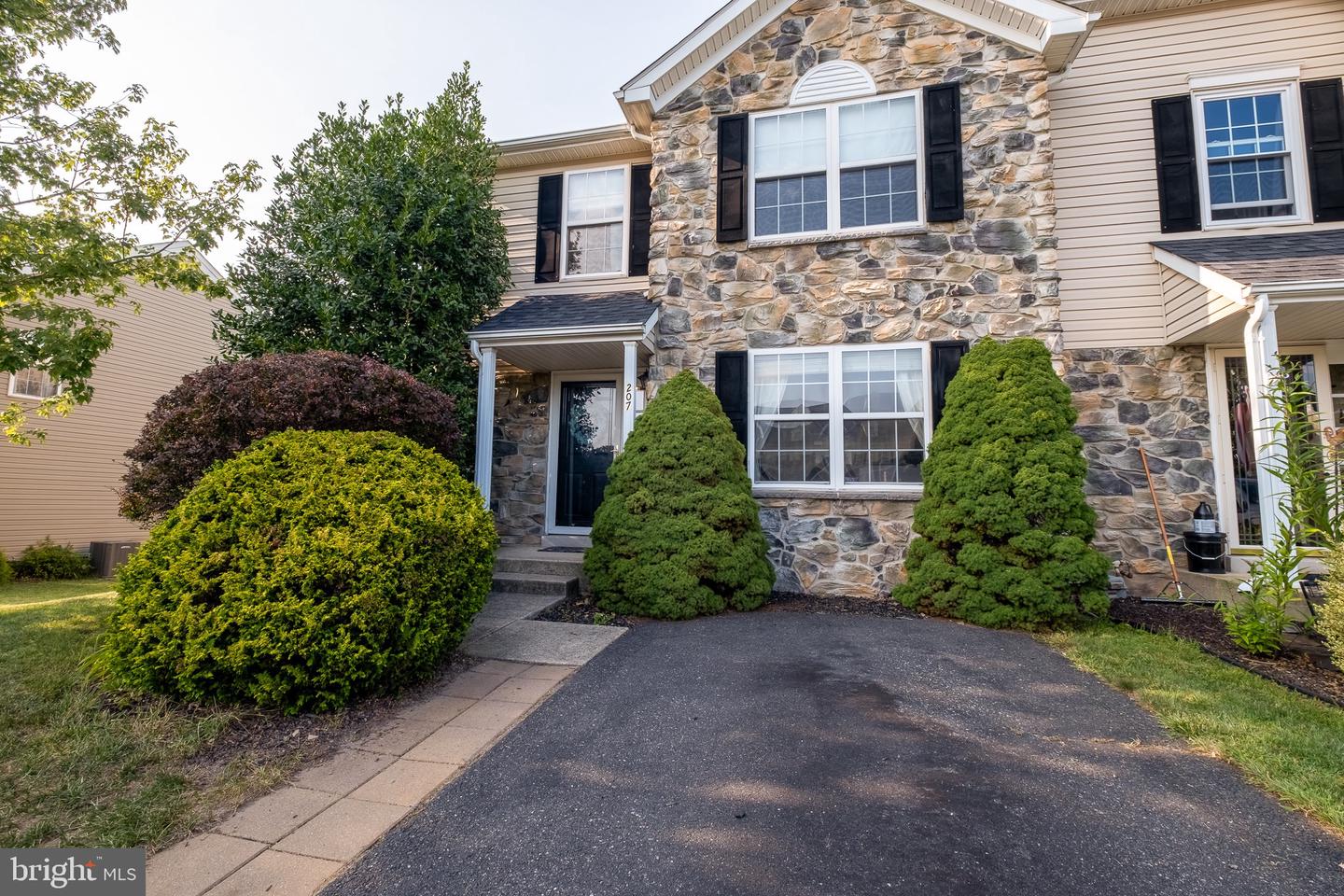 Photo 2 of 32 of 207 Windsor Ct townhome
