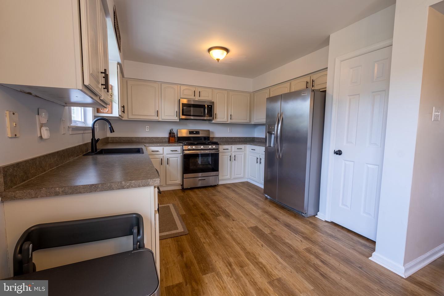 Photo 11 of 32 of 207 Windsor Ct townhome