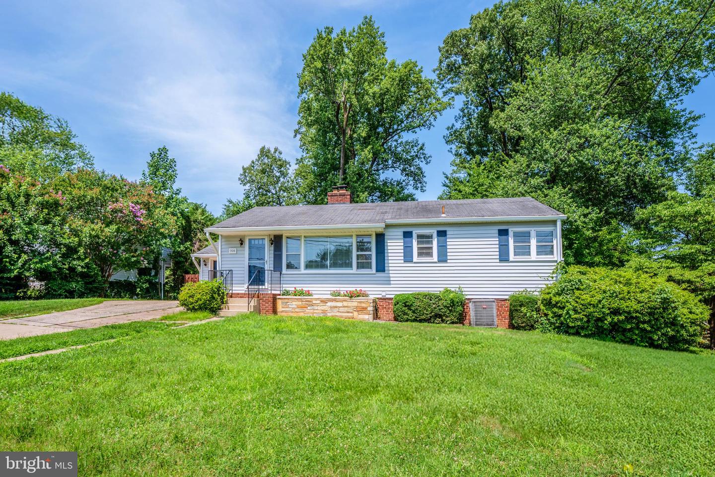 998 N Roosevelt Street, Falls Church, VA, 22046