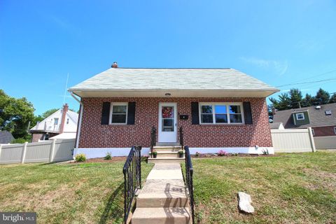 Single Family Residence in Glenolden PA 1 Lynwood CIRCLE.jpg