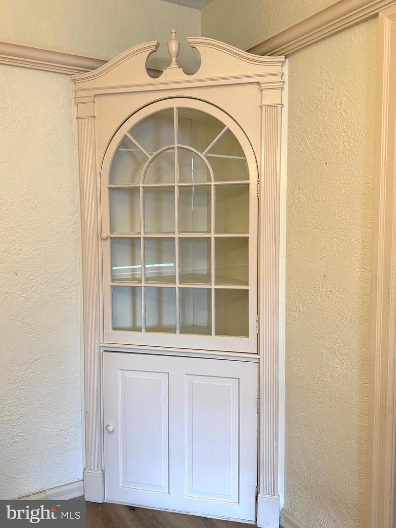Photo 10 of 32 of 812 Winchester Ave house
