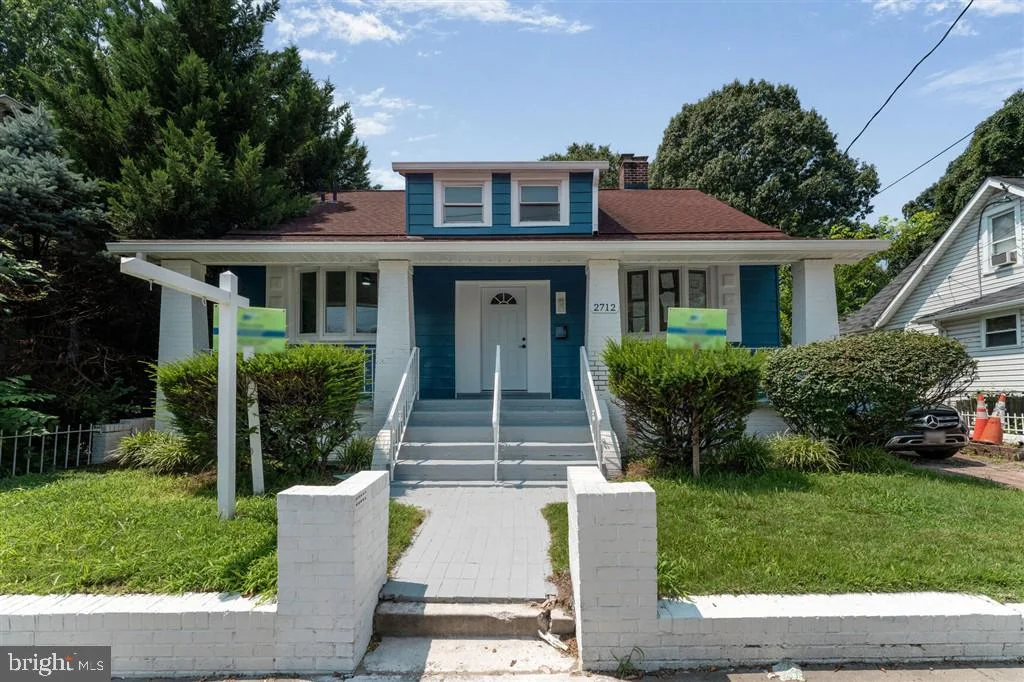 2712 South Dakota Avenue NE