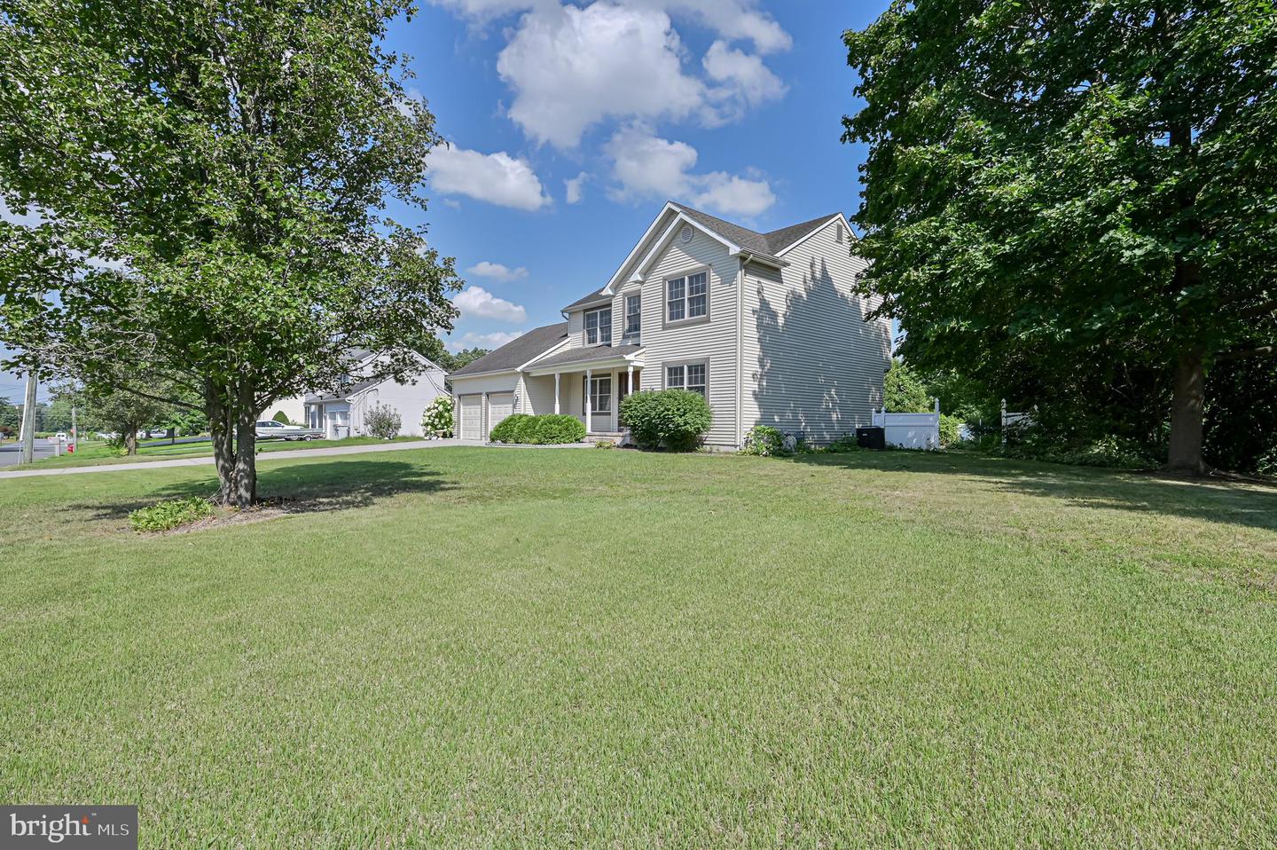 Photo 11 of 50 of 1747 Junior Dr house