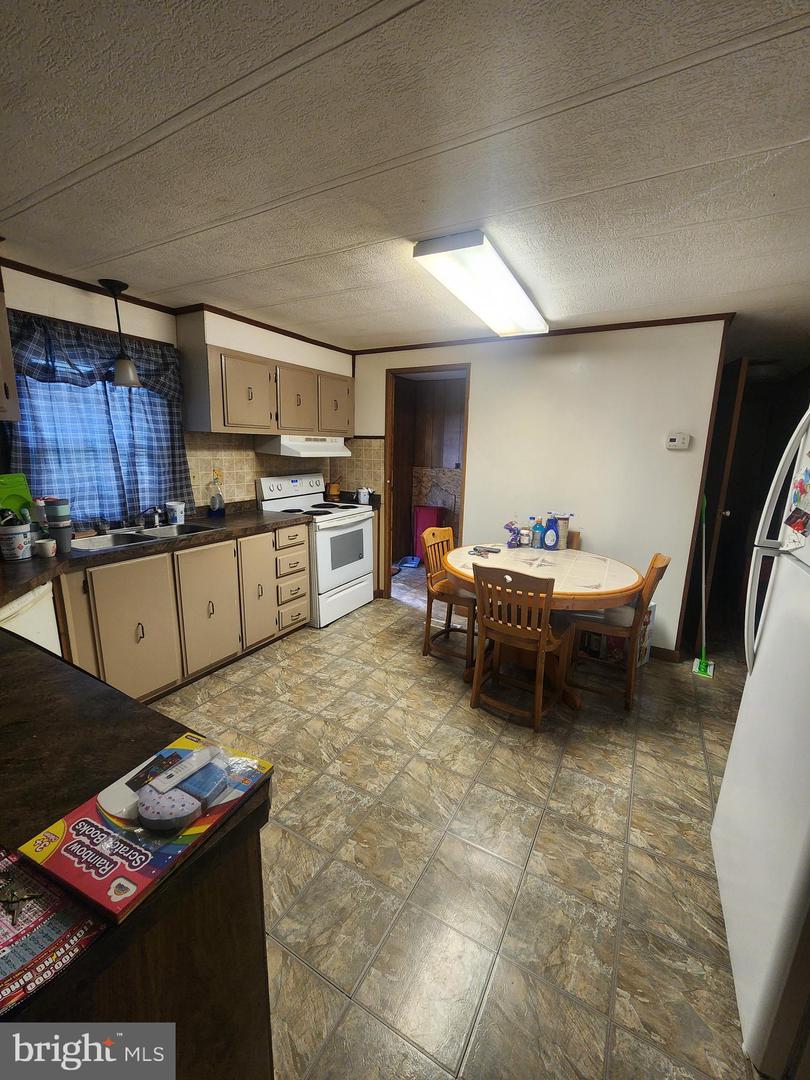 Photo 5 of 5 of 8 Donald Place mobile home