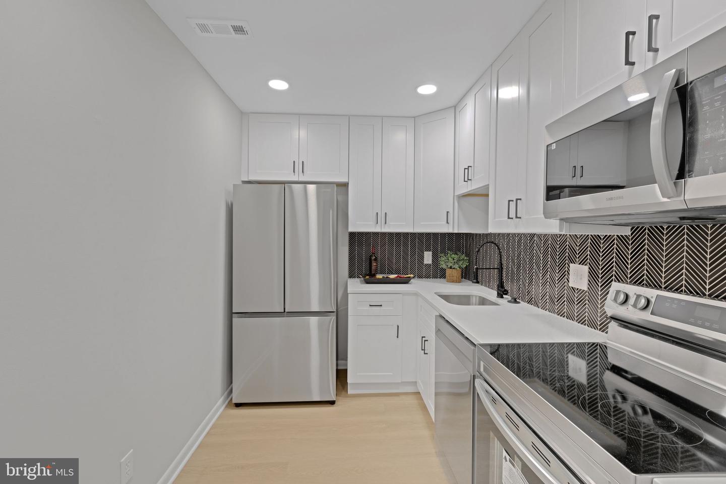Photo 10 of 33 of 8301 Canning Ter townhome