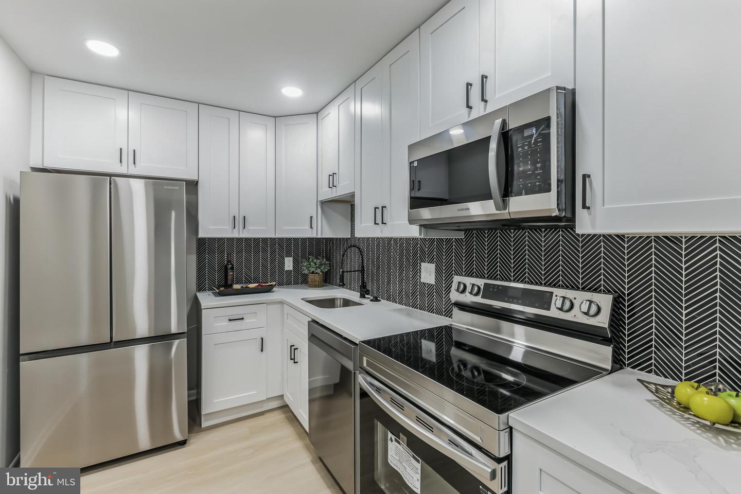 Photo 9 of 33 of 8301 Canning Ter townhome