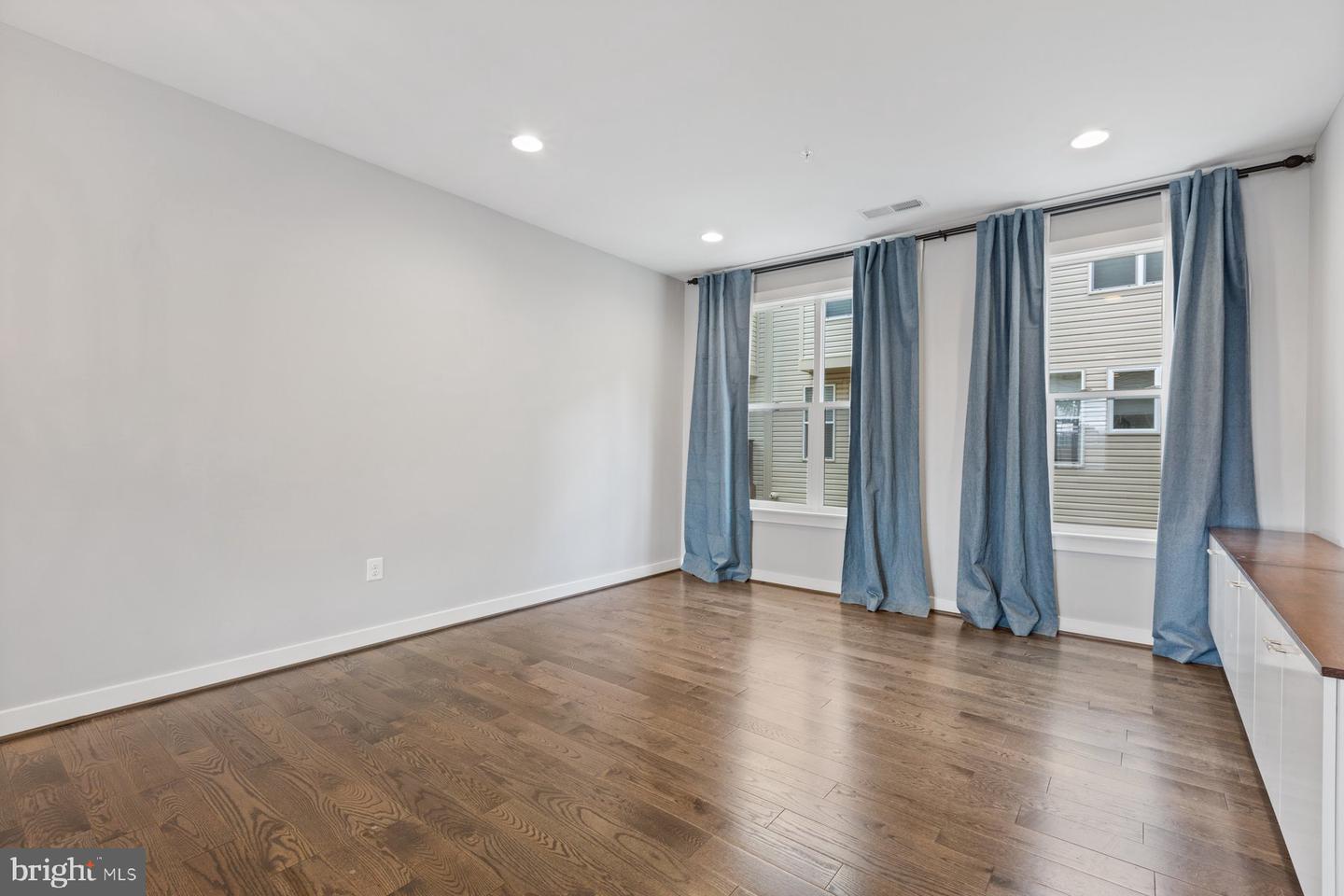 Photo 6 of 55 of 16588 Crabbs Branch Way townhome