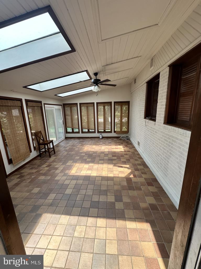 Photo 4 of 6 of 1 Valley View Cr house