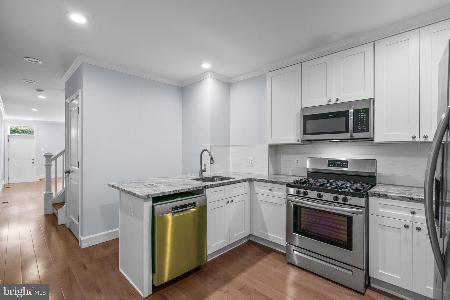 Photo 9 of 30 of 1701 Marshall St townhome