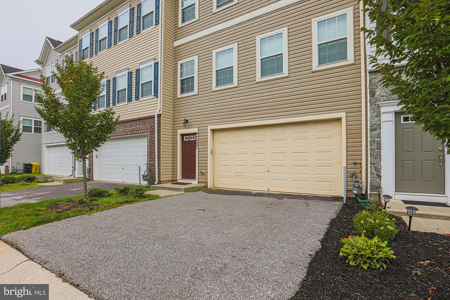Photo 3 of 44 of 7521 Resch Loop townhome
