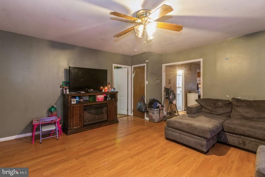 Photo 4 of 25 of 121 W Batten Ave house