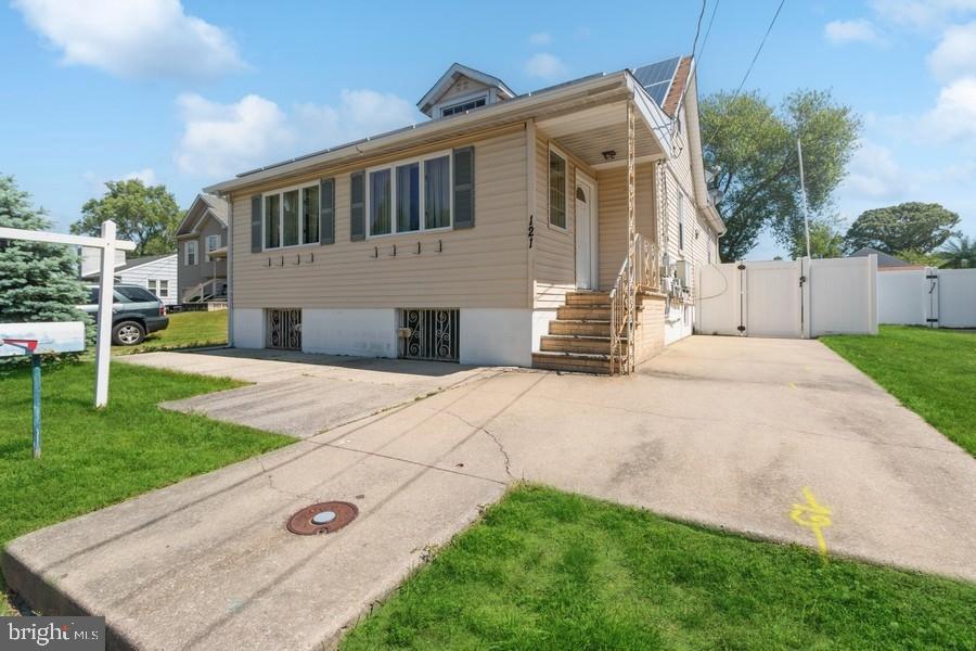Photo 1 of 25 of 121 W Batten Ave house