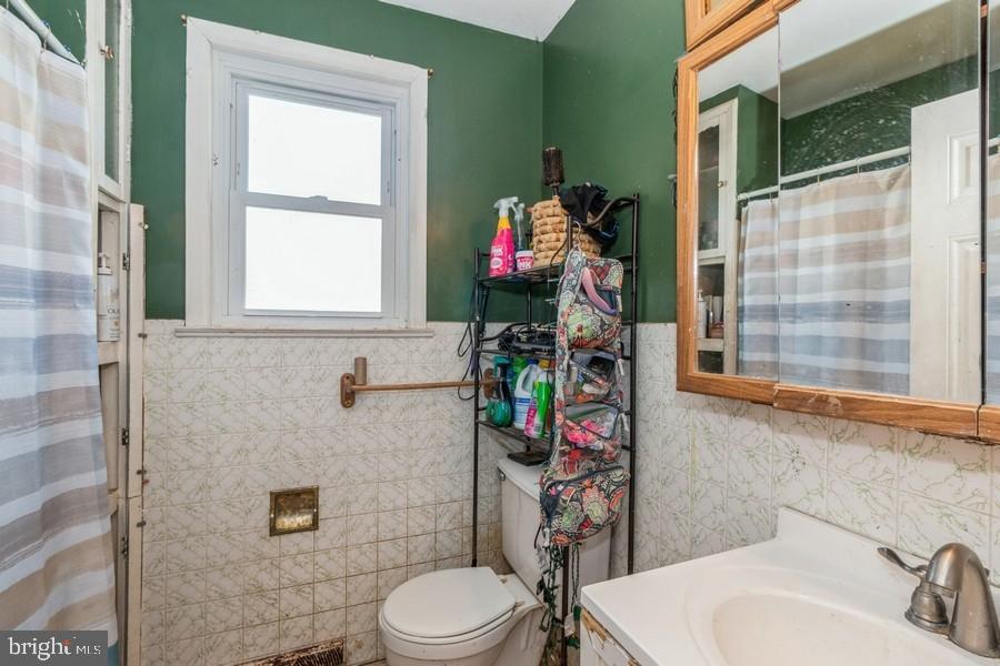 Photo 19 of 25 of 121 W Batten Ave house