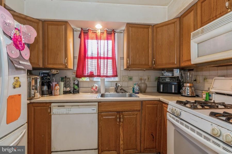 Photo 6 of 25 of 121 W Batten Ave house