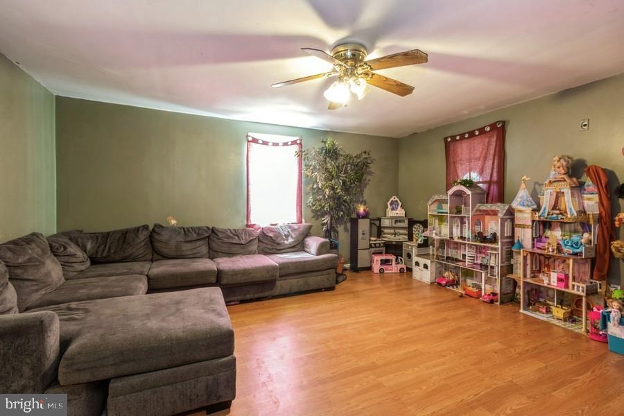 Photo 5 of 25 of 121 W Batten Ave house